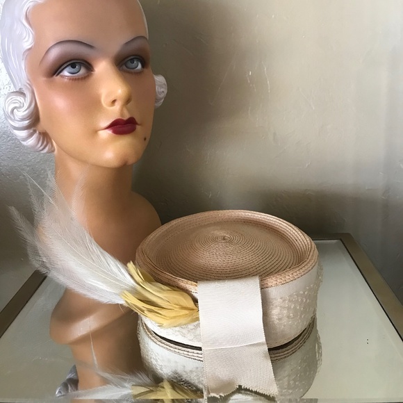 CAPTIVATING 1930s\' NATURAL COLOR STRAW TOQUE WITH GROSGRAIN TRIM + LONG FEATHERS main image 9